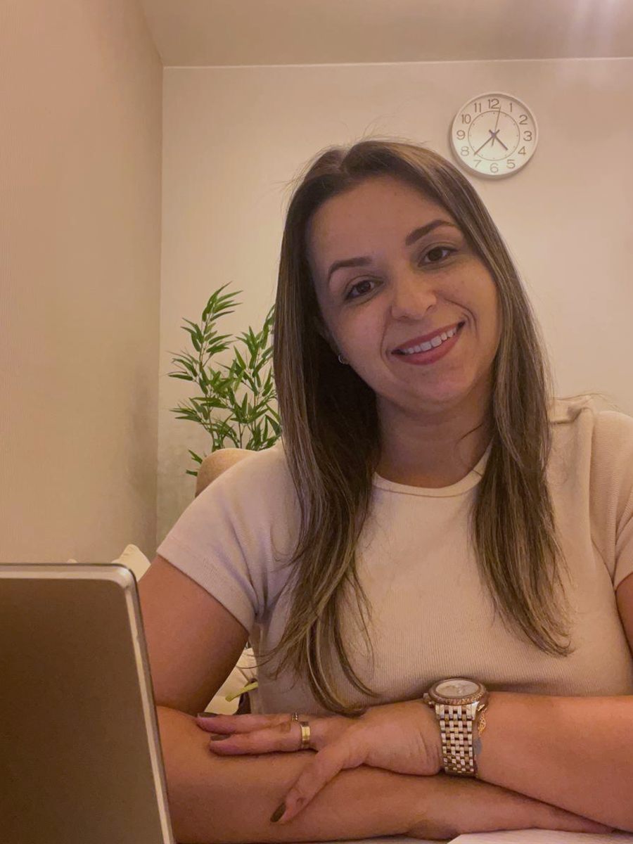 Lydia Evangelista, psicóloga, sentada em seu consultório em Águas Claras.